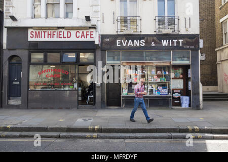 Das Smithfield Cafe und die Bahnhofsstationen Evans und Witt auf der Long Lane, Smithfield, London, EC1, Großbritannien Stockfoto