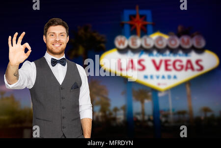 Junger Mann in Anzug, ok Zeichen in Las Vegas Stockfoto