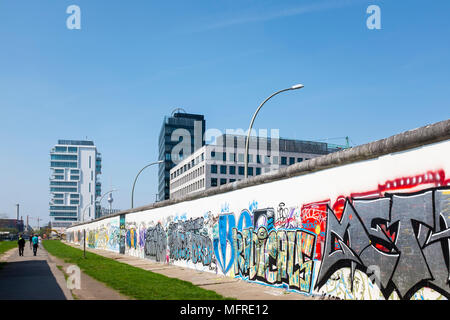 Blick auf den ursprünglichen Abschnitt der Berliner Mauer an der East Side Gallery in Friedrichshain, Berlin, Deutschland Stockfoto