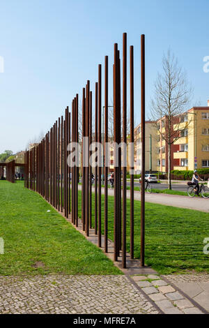 Stahlskulptur, die Route der Mauer an der Gedenkstätte Berliner Mauer in der Bernauer Straße, Berlin, Deutschland. Die Berliner Mauer erinnert an GedenkstŠtte Stockfoto