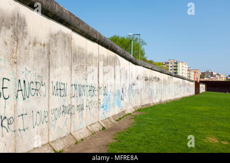 Original Abschnitt der Wand an der Gedenkstätte Berliner Mauer in der Bernauer Straße, Berlin, Deutschland. Die GedenkstŠtte Berliner Mauer erinnert an die Teilung der B Stockfoto