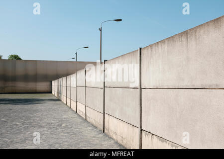 Rekonstruierten Abschnitt der Berliner Mauer mit Todesstreifen und Guard-Turm an der Gedenkstätte Berliner Mauer in der Bernauer Straße, Berlin, Deutschland. Die GedenkstŠtte Stockfoto