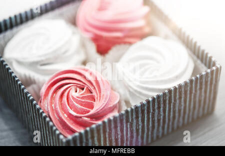 Nahaufnahme der Zephyr oder Marshmallows in Geschenkbox Stockfoto
