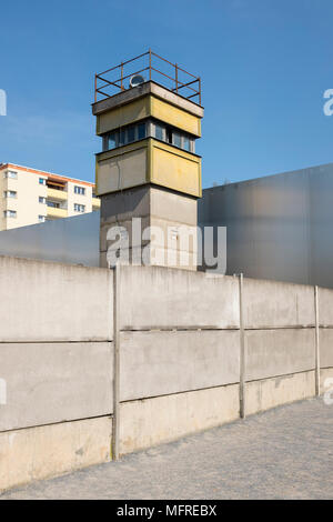 Rekonstruierten Abschnitt der Berliner Mauer mit Todesstreifen und Guard-Turm an der Gedenkstätte Berliner Mauer in der Bernauer Straße, Berlin, Deutschland. Die GedenkstŠtte Stockfoto