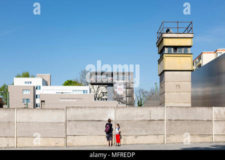 Rekonstruierten Abschnitt der Berliner Mauer mit Todesstreifen und Guard-Turm an der Gedenkstätte Berliner Mauer in der Bernauer Straße, Berlin, Deutschland. Die GedenkstŠtte Stockfoto