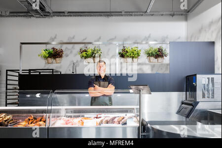 Männliche Verkäufer mit Meeresfrüchte in Fish shop Kühlschrank Stockfoto