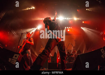 Niederlande, Tilburg - 20. April 2018. Die amerikanische Metalcore-Band Konvergieren führt ein Live Konzert während der niederländischen Musik Festival Roadburn Festival 2018 in Tilburg. Hier Sänger Jacob Bannon gesehen wird live auf der Bühne. (Foto: Gonzales Foto - Peter Troest). Stockfoto