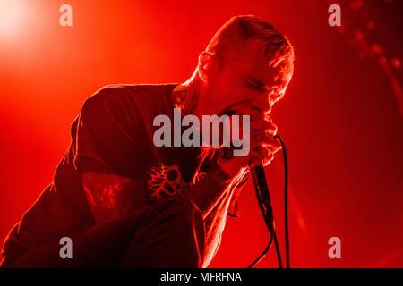 Niederlande, Tilburg - 20. April 2018. Die amerikanische Metalcore-Band Konvergieren führt ein Live Konzert während der niederländischen Musik Festival Roadburn Festival 2018 in Tilburg. Hier Sänger Jacob Bannon gesehen wird live auf der Bühne. (Foto: Gonzales Foto - Peter Troest). Stockfoto