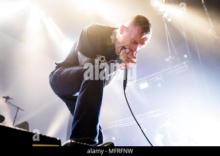 Niederlande, Tilburg - 20. April 2018. Die amerikanische Metalcore-Band Konvergieren führt ein Live Konzert während der niederländischen Musik Festival Roadburn Festival 2018 in Tilburg. Hier Sänger Jacob Bannon gesehen wird live auf der Bühne. (Foto: Gonzales Foto - Peter Troest). Stockfoto