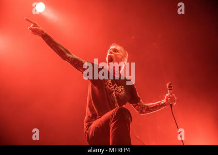 Niederlande, Tilburg - 20. April 2018. Die amerikanische Metalcore-Band Konvergieren führt ein Live Konzert während der niederländischen Musik Festival Roadburn Festival 2018 in Tilburg. Hier Sänger Jacob Bannon gesehen wird live auf der Bühne. (Foto: Gonzales Foto - Peter Troest). Stockfoto