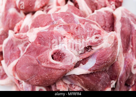 Nahaufnahme von einem Stapel Scheiben von rohem Schweine- und Lammfleisch Stockfoto