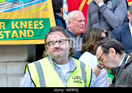 Paul Cox, RMT union South East Regional Veranstalter, bei einem Protest in Westminster Am zweiten Jahrestag von Großbritannien am längsten Streit - gege Stockfoto