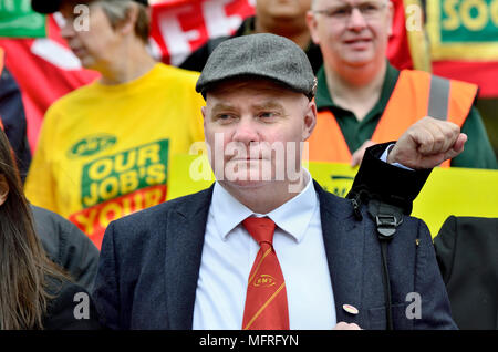 Steve Hedley, RMT union Senior Assistant Generalsekretär bei einem Protest in Westminster Am zweiten Jahrestag von Großbritannien am längsten Streit Stockfoto