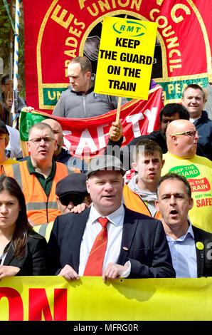 Steve Hedley, RMT union Senior Assistant Generalsekretär bei einem Protest in Westminster Am zweiten Jahrestag von Großbritannien am längsten Streit Stockfoto