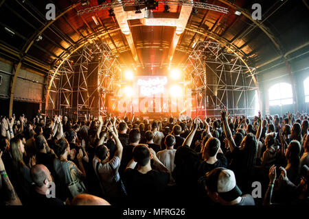 Niederlande, Tilburg - 20. April 2018. Die amerikanische heavy metal band Mutoid Mann führt ein Live Konzert während der niederländischen Musik Festival Roadburn Festival 2018 in Tilburg. (Foto: Gonzales Foto - Peter Troest). Stockfoto