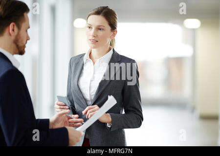 Junge Unternehmerin über die Arbeit mit Ihrem Partner Stockfoto