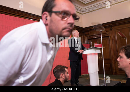 Jeremy Corbyn und Journalisten Stockfoto