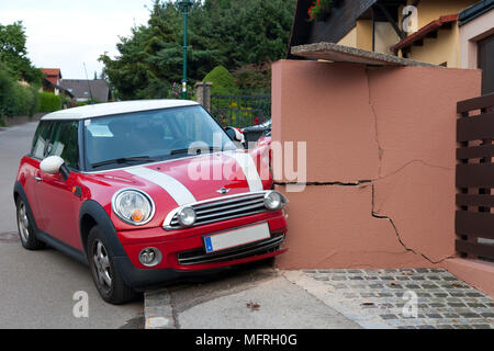 Auto mit Front end Auswirkungen nach Auftreffen auf eine Wand. Fahrzeug wurde Rollen hinunter einen Hügel wegen der Handbremse nicht richtig eingerastet. Österreich. Stockfoto