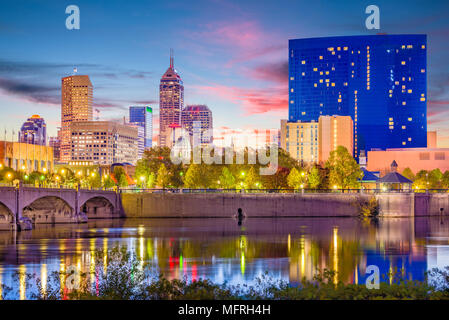 Indianapolis, Indiana, USA Skyline auf dem White River. Stockfoto