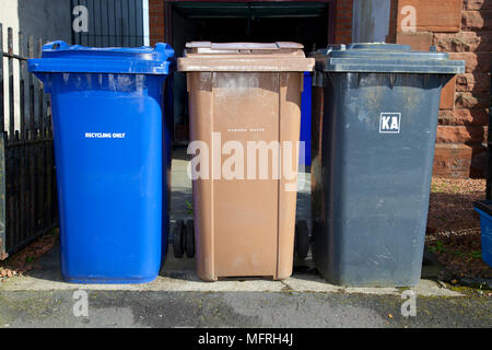 Sammlung von verschiedenen Abfallbehälter für recycelbare Produkte, Gartenabfälle und nicht wiederverwendbaren Abfälle. Stockfoto
