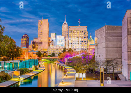 Indianapolis, Indiana, USA Skyline der Innenstadt über den Fluss gehen. Stockfoto