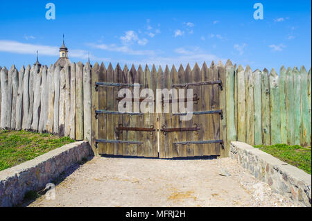 Holz- Eingang des Zaporozhian sich, die als natürliche Methode der Verteidigung durch das ukrainische Volk gegen die häufigen und verheerenden Rai entstanden Stockfoto