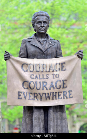 London, England, UK. Dame Millicent Fawcett (1847-1929) Statue im Parlament Platz (2018: Gillian Wearing) Erste Statue einer Frau im Parlament Sq... Stockfoto