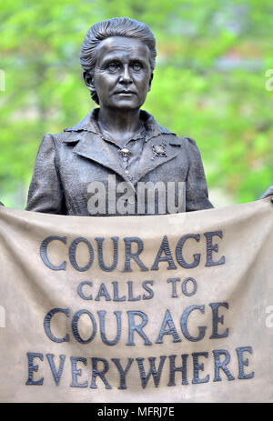 London, England, UK. Dame Millicent Fawcett (1847-1929) Statue im Parlament Platz (2018: Gillian Wearing) Erste Statue einer Frau im Parlament Sq... Stockfoto