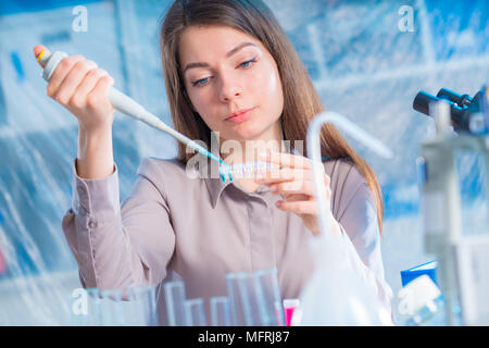 Technikerin mit Pipette in Kop für DNA die gerichtliche Prüfung Stockfoto