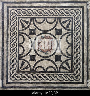 Kopf der Medusa in der römischen Mosaik Casa delle Vestali (Haus der Vestalinnen) in Pompeji dargestellt, nun im Nationalen Archäologischen Museum (Museo Archeologico Nazionale di Napoli) in Neapel, Kampanien, Italien. Stockfoto