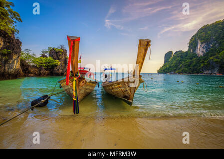 Thailändischen Longtail Boote an der Koh Hong Island in Thailand geparkt Stockfoto