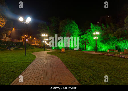 Nacht Landschaft mit Fußweg, Straßenbeleuchtung und beleuchteten Bäume auf der Festivalny Square, Sochi, Russland Stockfoto