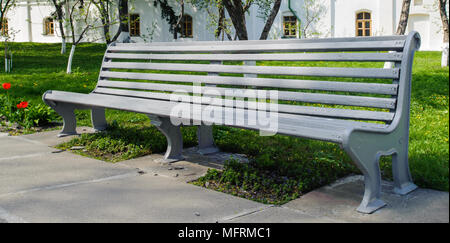Grau bench auf dem Gras Stockfoto