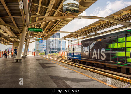 Zug am Skytrain Station in Bangkok. Stockfoto