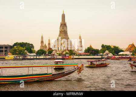 Boote und Touristen in Bangkok Wat Arun Stockfoto