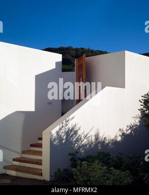 Ein Detail der Fassade ein modernes Haus weiß getünchten Wänden Schritte Stockfoto