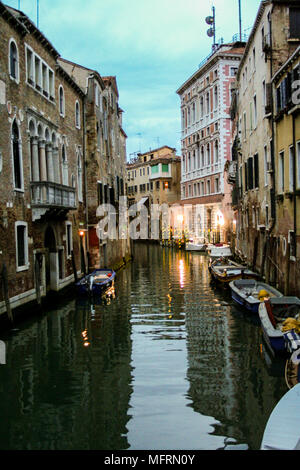 In Venedig - Italien am April 05 / 2010 - Kanal in Venedig mit schönen Gebäuden im Wasser widerspiegelt Stockfoto