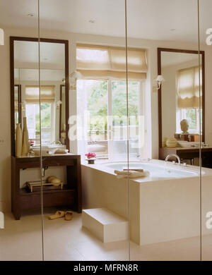 Ein Detail einer modernen Bad in einem Spiegel mit einem steinernen Badewanne und Doppelwaschbecken wider Stockfoto