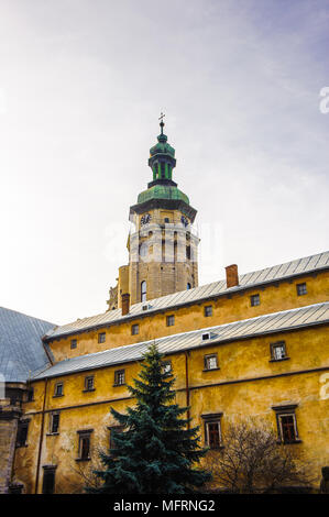 Glockenturm der Bernhardiner Kirche, Altstadt, Altstadt von Lemberg, Ukraine. UNESCO-Welterbe Stockfoto