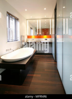 Spiegel über zwei Waschbecken in modernes Badezimmer mit Badewanne Stockfoto