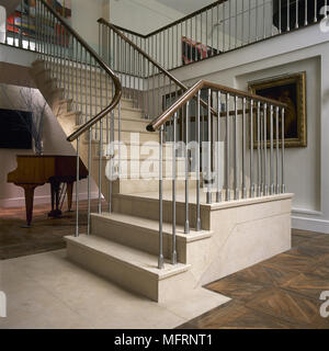 Flur mit Treppe aus Metall und Stein Schritte bis zur Galerie, Stockfoto