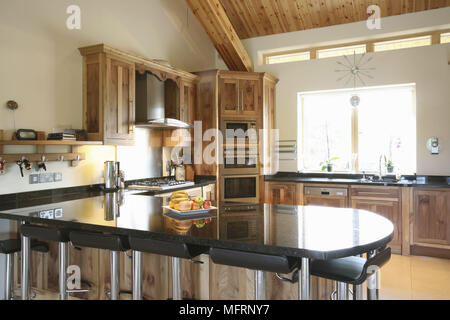 Barhocker bei Kochinsel Frühstücksbar in modernen Küche Stockfoto, Bild