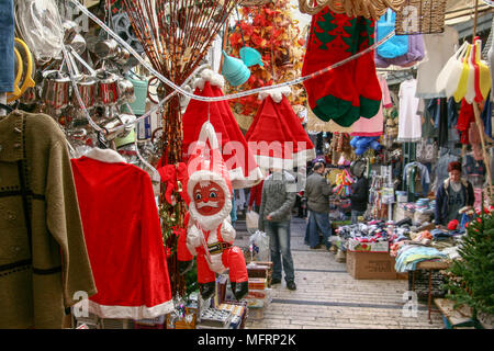 Weihnachtsschmuck auf dem Markt von Nazareth, Israel Stockfoto