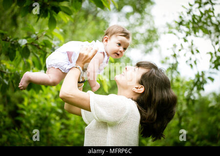 Mutter mit Baby im Garten, Familie, Bayern, Deutschland Stockfoto