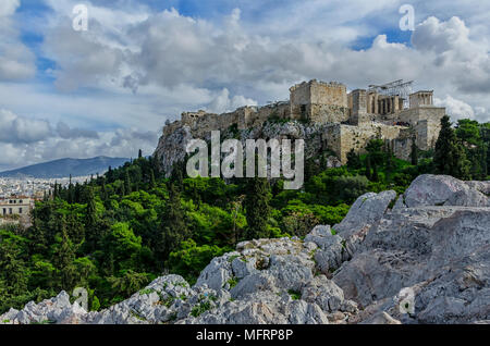 Die Akropolis von Athen mit dem Parthenon ab dem Areopag Hill im Plaka Bezirk gesehen Stockfoto