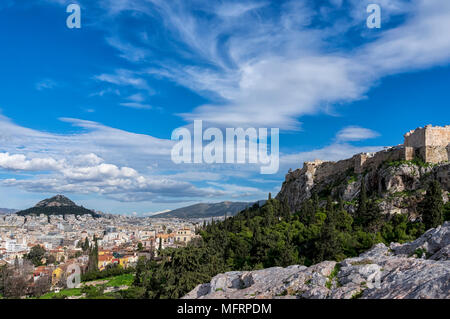 Athen, Griechenland. Panoramablick auf die Stadt Athen, Akropolis, Lycabettus als aus dem Blickwinkel der Areopag Hügel in Plaka gesehen Stockfoto