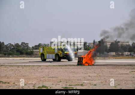 Israel Airport Authority fire truck erlischt ein Brand während einer Demonstration. An der Haifa Flugplatz fotografiert. Stockfoto