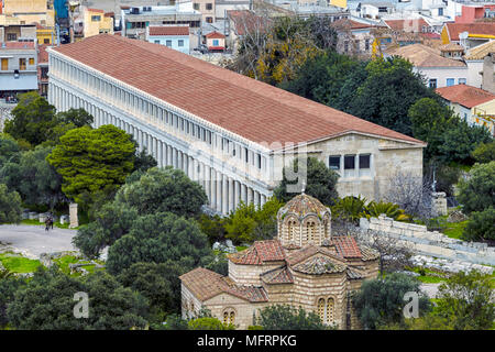 Die Stoa des Attalos oder Attalus war ein Portikus in der Agora von Athen, Griechenland. Heiligen Apostel Kirche oder Heiligen Apostel von Solaki Stockfoto