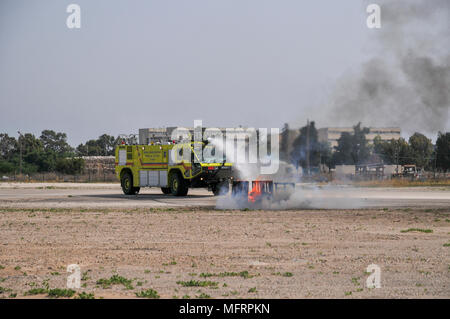 Israel Airport Authority fire truck erlischt ein Brand während einer Demonstration. An der Haifa Flugplatz fotografiert. Stockfoto