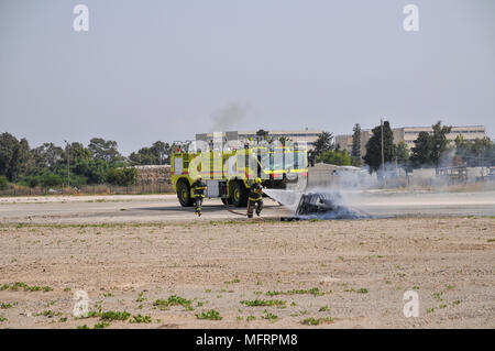 Israel Airport Authority fire truck erlischt ein Brand während einer Demonstration. An der Haifa Flugplatz fotografiert. Stockfoto